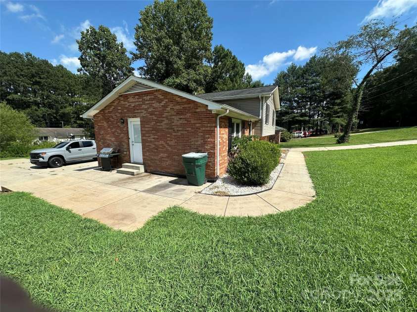 1401 Southwest Boulevard, Newton, NC 28658.  MLS# CAR4287639, YatesRealty ID 30434. 