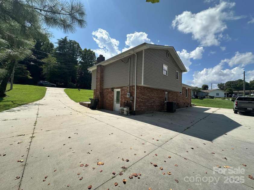 1401 Southwest Boulevard, Newton, NC 28658.  MLS# CAR4287639, YatesRealty ID 30434. 