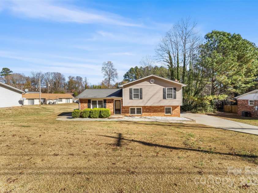 1401 Southwest Boulevard, Newton, NC 28658.  MLS# CAR4324616, YatesRealty ID 30434. 