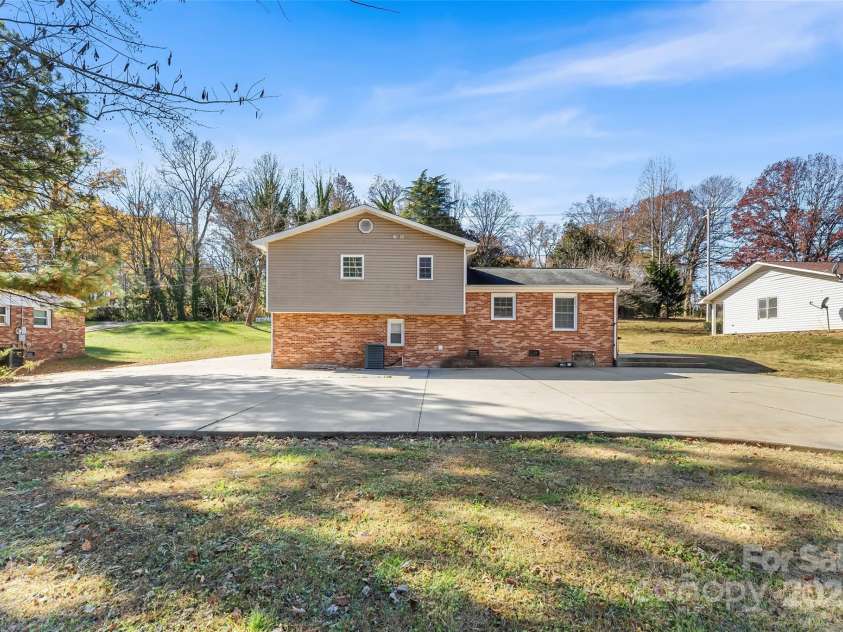 1401 Southwest Boulevard, Newton, NC 28658.  MLS# CAR4324616, YatesRealty ID 30434. 