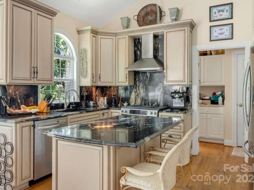 107 Poppy Lane, Asheville, NC 28803.  MLS# CAR4286587, YatesRealty ID 30435. 