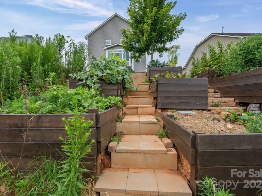 12908 Aberdeen Park Drive, Huntersville, NC 28078.  MLS# CAR4285491, YatesRealty ID 30436. Raised bed garden