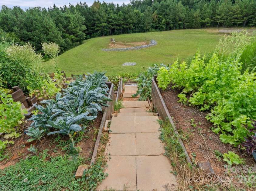 12908 Aberdeen Park Drive, Huntersville, NC 28078.  MLS# CAR4285491, YatesRealty ID 30436. Raised bed garden