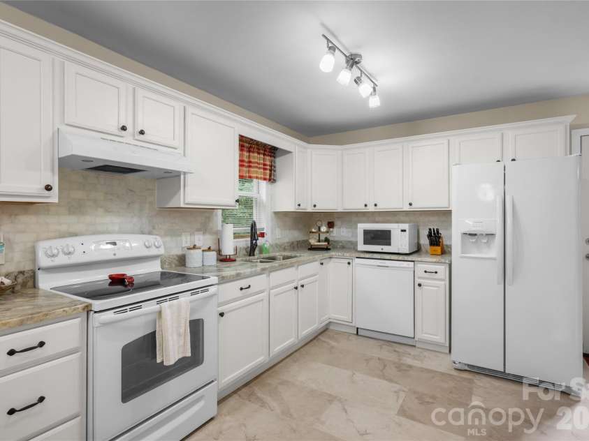 125 Round Mountain Road, Brevard, NC 28747.  MLS# CAR4391140, YatesRealty ID 30437. 