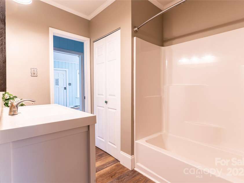 936 39th Street, Hickory, NC 28602.  MLS# CAR4287062, YatesRealty ID 30437. 