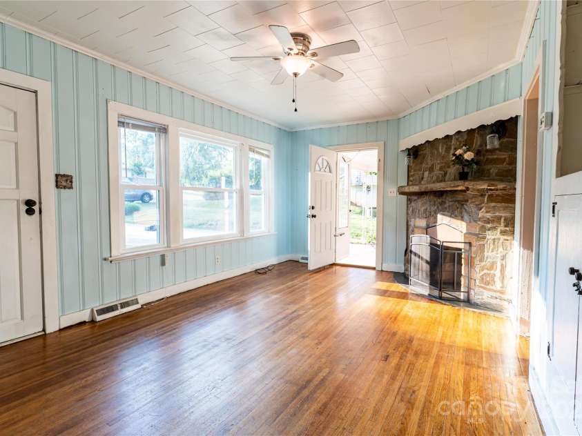936 39th Street, Hickory, NC 28602.  MLS# CAR4287062, YatesRealty ID 30437. 