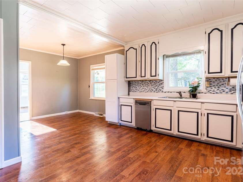 936 39th Street, Hickory, NC 28602.  MLS# CAR4287062, YatesRealty ID 30437. 