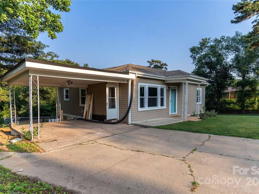 936 39th Street, Hickory, NC 28602.  MLS# CAR4287062, YatesRealty ID 30437. 