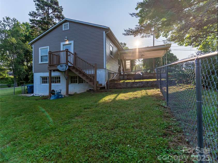 936 39th Street, Hickory, NC 28602.  MLS# CAR4287062, YatesRealty ID 30437. 