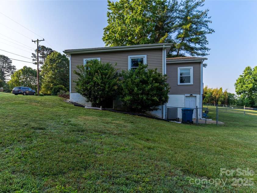 936 39th Street, Hickory, NC 28602.  MLS# CAR4287062, YatesRealty ID 30437. 