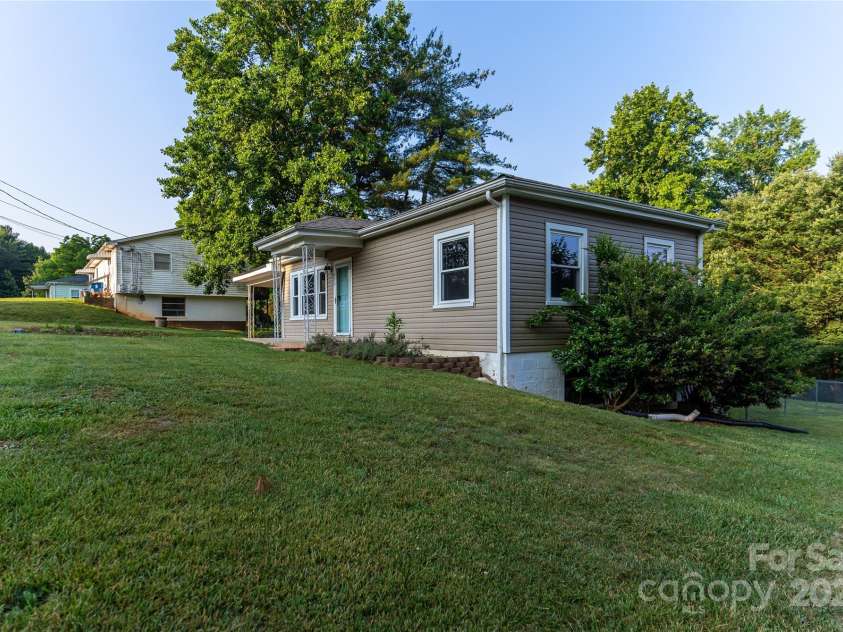 936 39th Street, Hickory, NC 28602.  MLS# CAR4287062, YatesRealty ID 30437. 