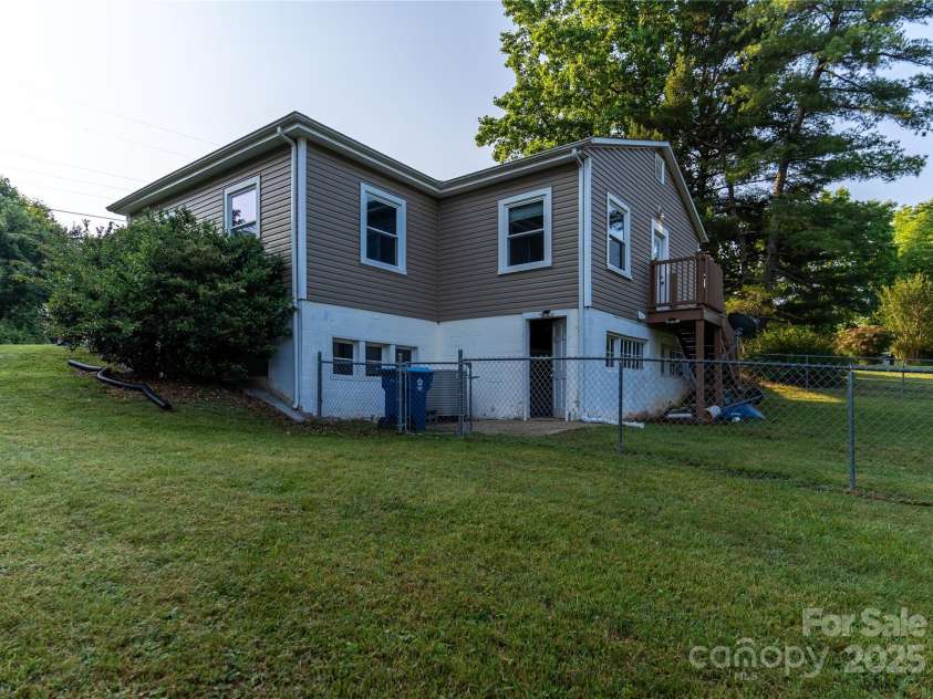 936 39th Street, Hickory, NC 28602.  MLS# CAR4287062, YatesRealty ID 30437. 