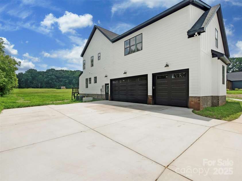 5105 Tom Starnes Road, Waxhaw, NC 28173.  MLS# CAR4274213, YatesRealty ID 30439. 