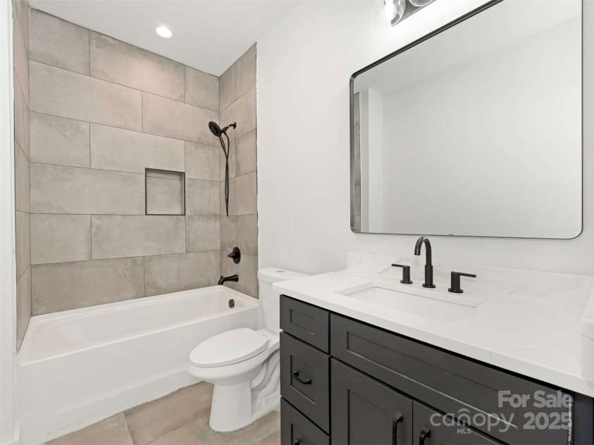 5105 Tom Starnes Road, Waxhaw, NC 28173.  MLS# CAR4274213, YatesRealty ID 30439. En-suite Bath