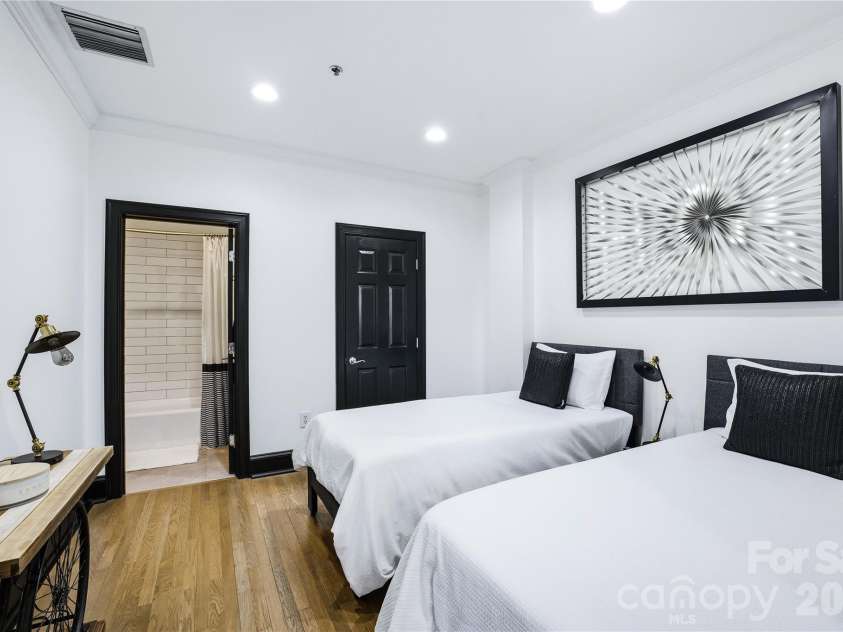 127 Tryon Street, Charlotte, NC 28202.  MLS# CAR4342911, YatesRealty ID 3044. 2nd Bedroom