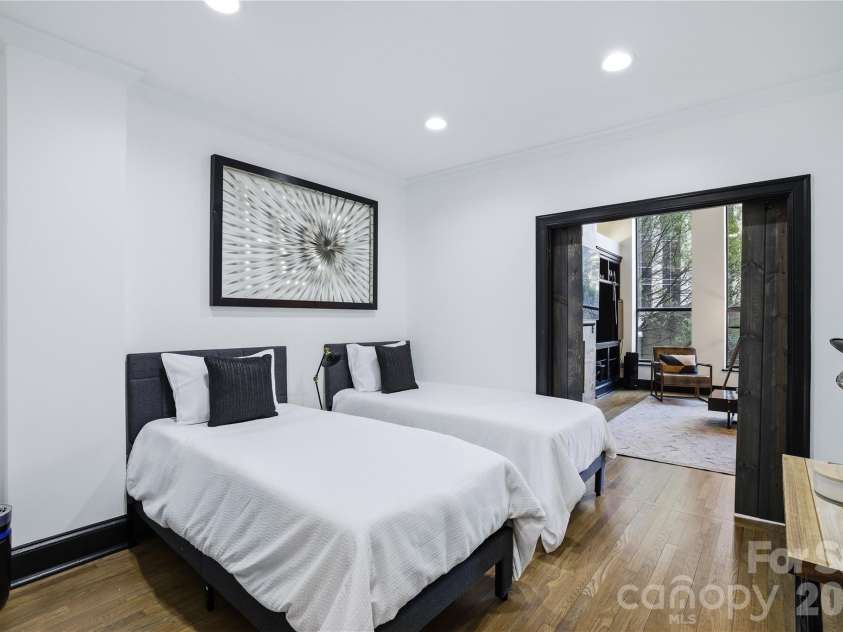 127 Tryon Street, Charlotte, NC 28202.  MLS# CAR4342911, YatesRealty ID 3044. 2nd Bedroom