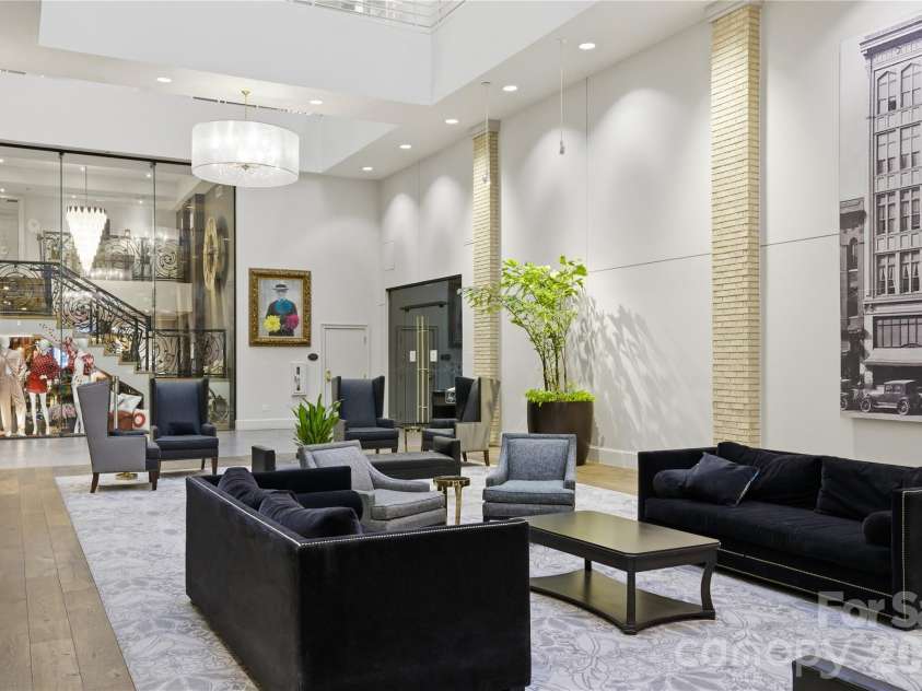 127 Tryon Street, Charlotte, NC 28202.  MLS# CAR4342911, YatesRealty ID 3044. 