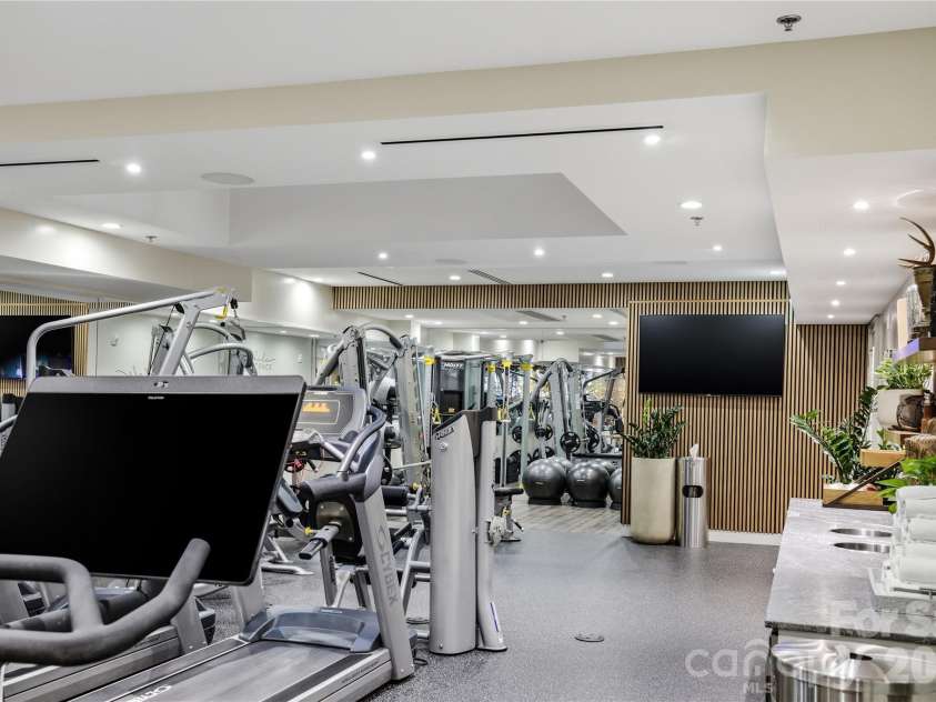 127 Tryon Street, Charlotte, NC 28202.  MLS# CAR4342911, YatesRealty ID 3044. 