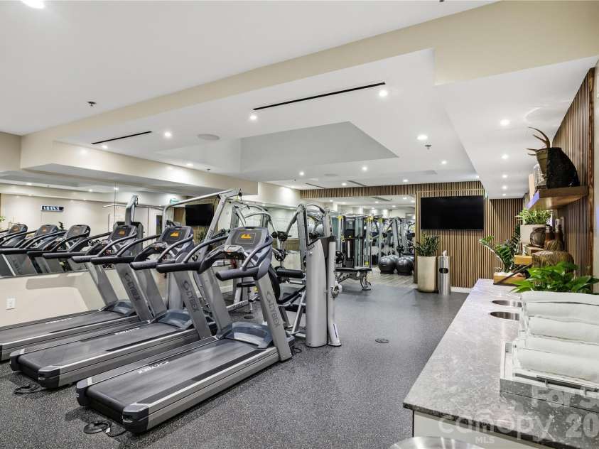 127 Tryon Street, Charlotte, NC 28202.  MLS# CAR4342911, YatesRealty ID 3044. 