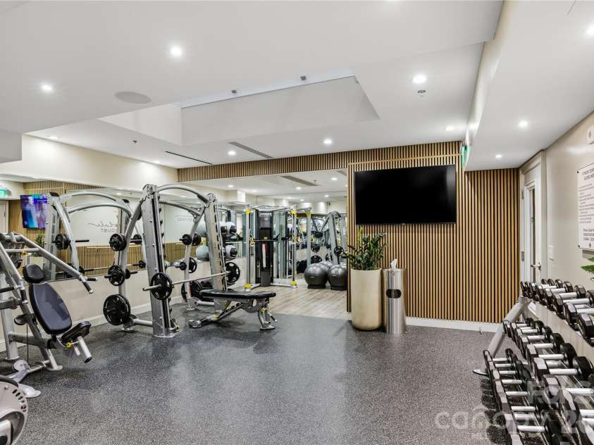 127 Tryon Street, Charlotte, NC 28202.  MLS# CAR4342911, YatesRealty ID 3044. 