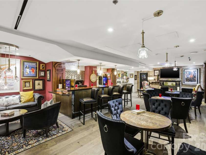 127 Tryon Street, Charlotte, NC 28202.  MLS# CAR4342911, YatesRealty ID 3044. 