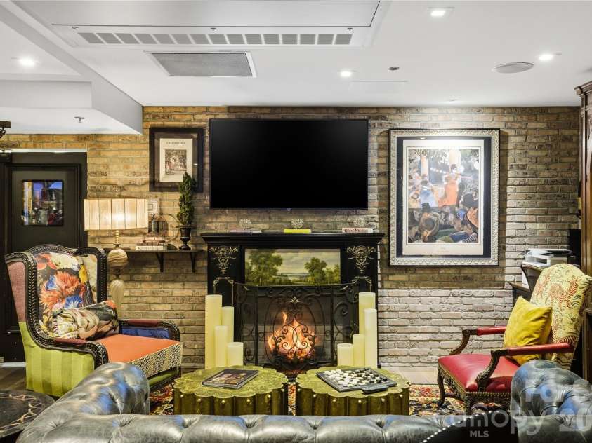 127 Tryon Street, Charlotte, NC 28202.  MLS# CAR4342911, YatesRealty ID 3044. 