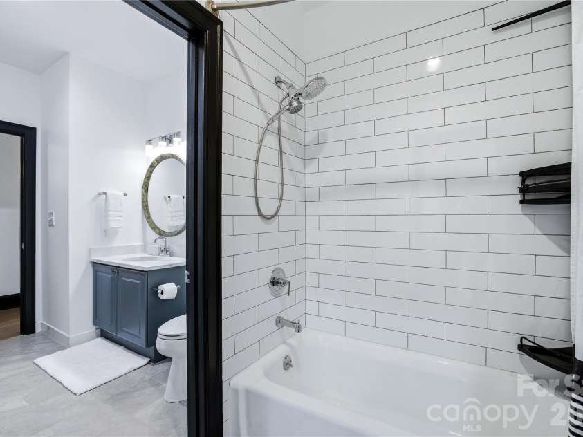 127 Tryon Street, Charlotte, NC 28202.  MLS# CAR4342911, YatesRealty ID 3044. Full Bath