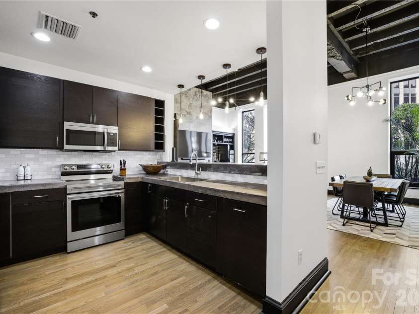 127 Tryon Street, Charlotte, NC 28202.  MLS# CAR4342911, YatesRealty ID 3044. Kitchen