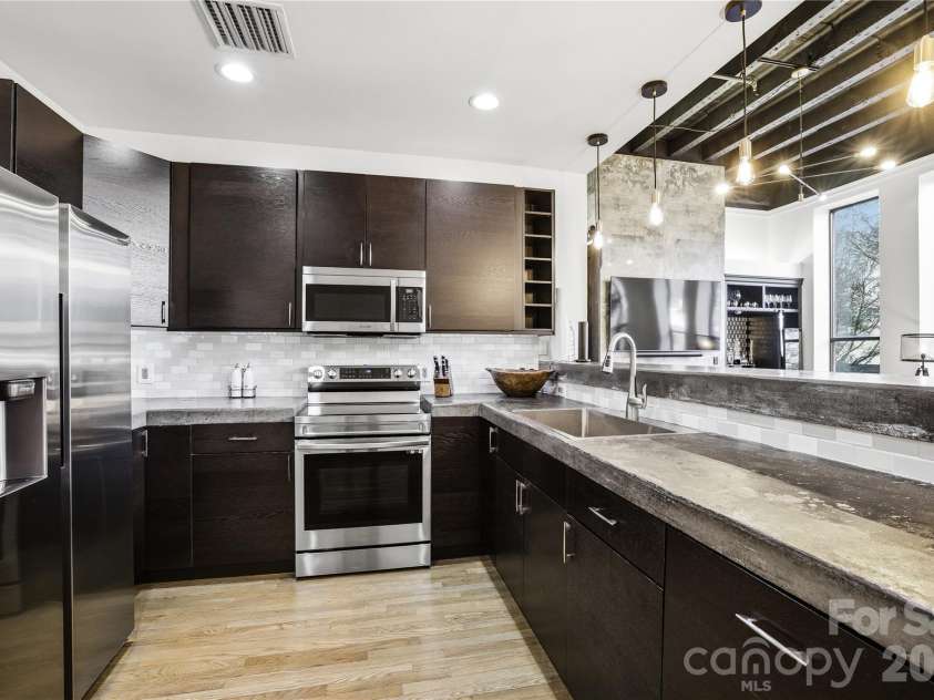 127 Tryon Street, Charlotte, NC 28202.  MLS# CAR4342911, YatesRealty ID 3044. Kitchen