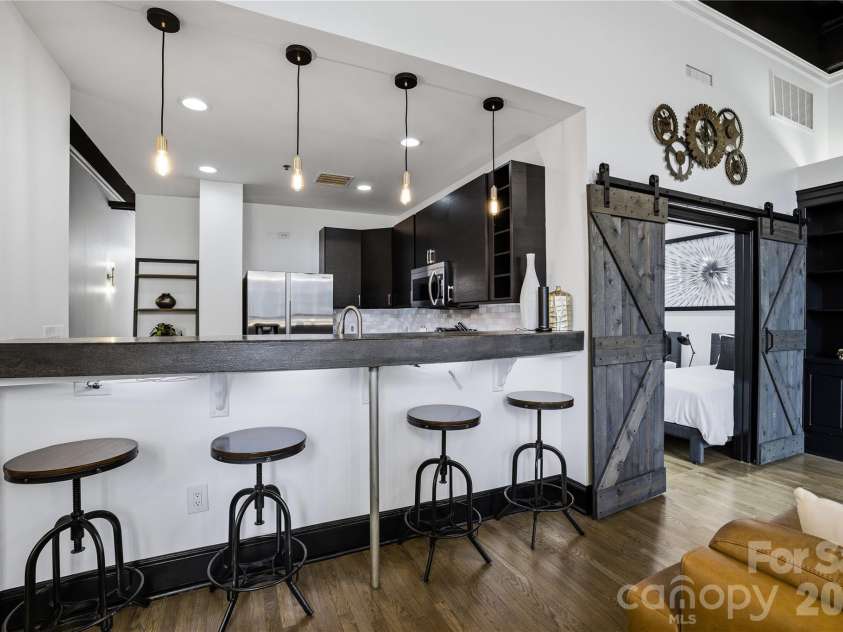 127 Tryon Street, Charlotte, NC 28202.  MLS# CAR4342911, YatesRealty ID 3044. Kitchen Bar Top