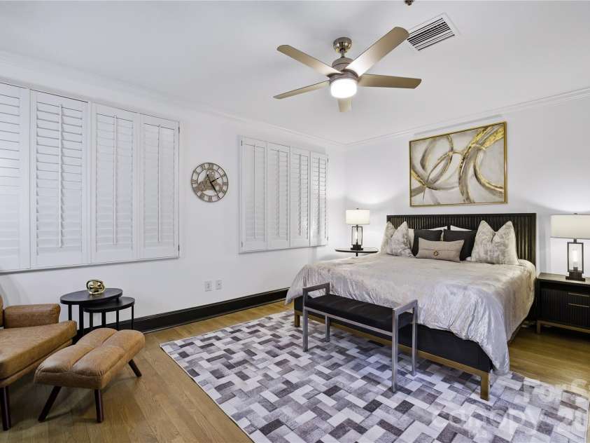 127 Tryon Street, Charlotte, NC 28202.  MLS# CAR4342911, YatesRealty ID 3044. Large Primary