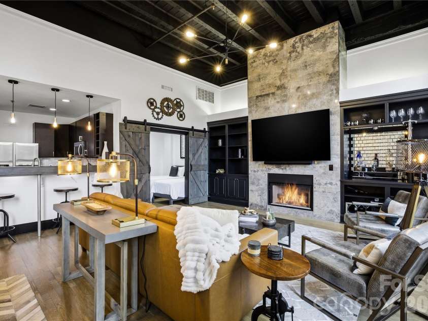 127 Tryon Street, Charlotte, NC 28202.  MLS# CAR4342911, YatesRealty ID 3044. Living Area