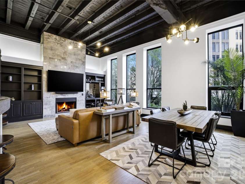 127 Tryon Street, Charlotte, NC 28202.  MLS# CAR4342911, YatesRealty ID 3044. Open Living