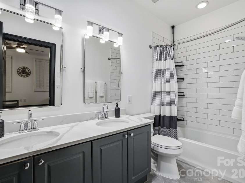 127 Tryon Street, Charlotte, NC 28202.  MLS# CAR4342911, YatesRealty ID 3044. Primary Full Bath- Ensuite