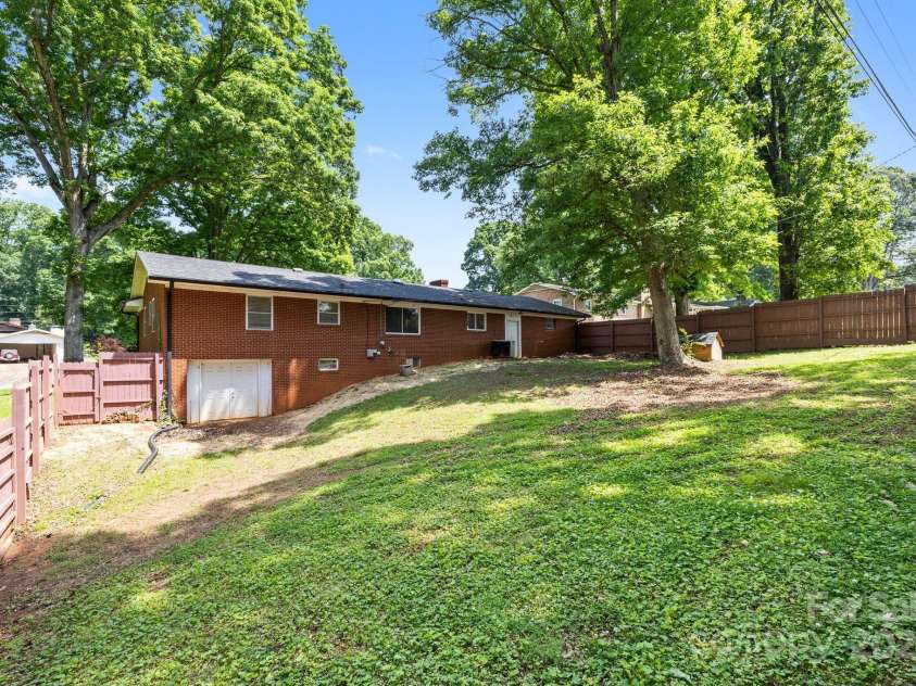 137 Deal Lane, Statesville, NC 28677.  MLS# CAR4250460, YatesRealty ID 30441. 