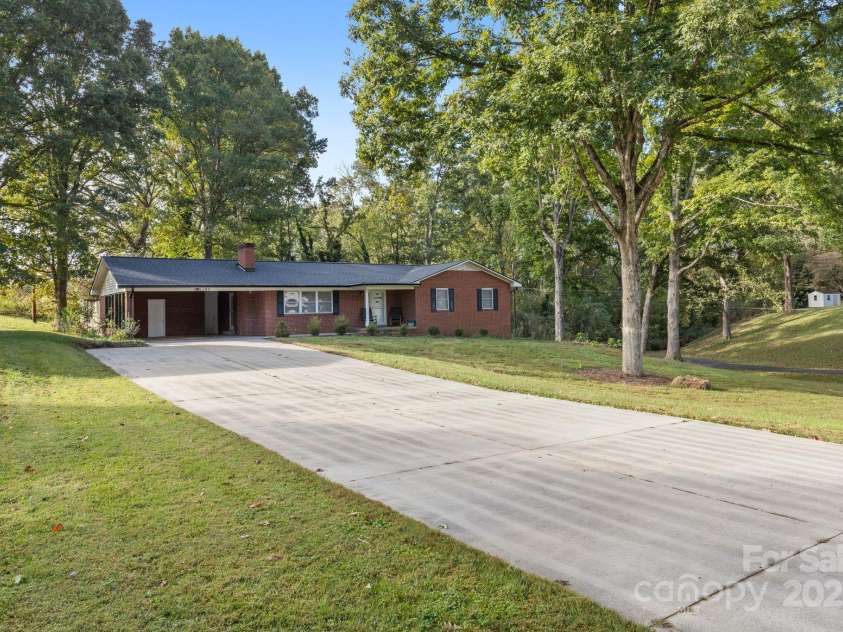 137 Deal Lane, Statesville, NC 28677.  MLS# CAR4250460, YatesRealty ID 30441. 