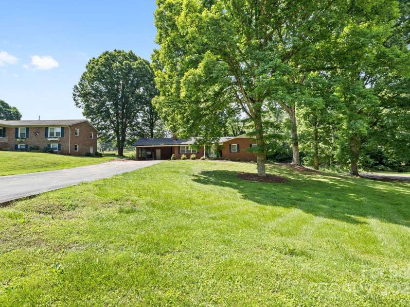 137 Deal Lane, Statesville, NC 28677.  MLS# CAR4250460, YatesRealty ID 30441. 