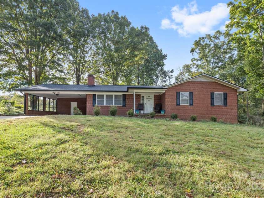 137 Deal Lane, Statesville, NC 28677.  MLS# CAR4250460, YatesRealty ID 30441. 