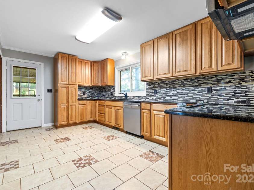 137 Deal Lane, Statesville, NC 28677.  MLS# CAR4250460, YatesRealty ID 30441. 