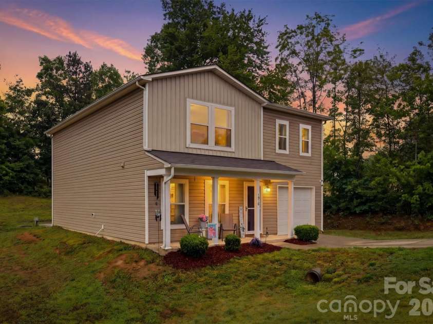 1916 Country Way, Hickory, NC 28601.  MLS# CAR4377335, YatesRealty ID 30441. 