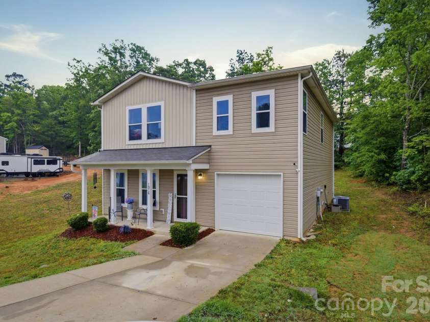 1916 Country Way, Hickory, NC 28601.  MLS# CAR4377335, YatesRealty ID 30441. 