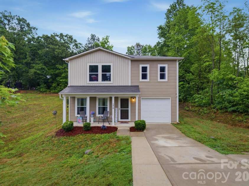 1916 Country Way, Hickory, NC 28601.  MLS# CAR4377335, YatesRealty ID 30441. 