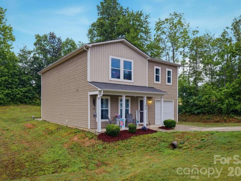 1916 Country Way, Hickory, NC 28601.  MLS# CAR4377335, YatesRealty ID 30441. 