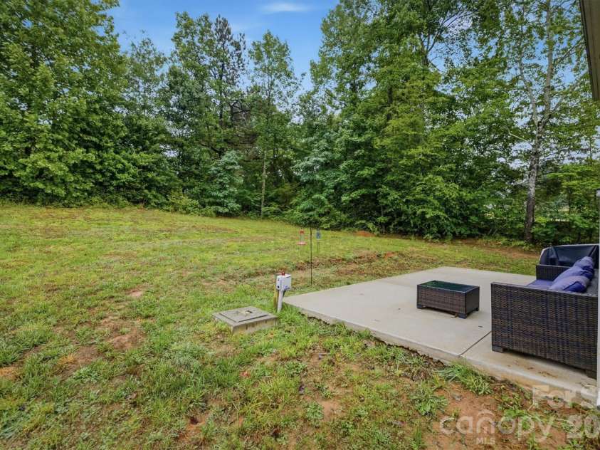 1916 Country Way, Hickory, NC 28601.  MLS# CAR4377335, YatesRealty ID 30441. 