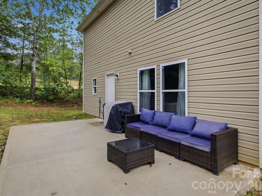 1916 Country Way, Hickory, NC 28601.  MLS# CAR4377335, YatesRealty ID 30441. 