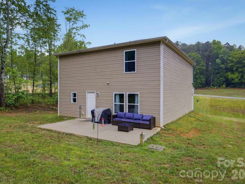 1916 Country Way, Hickory, NC 28601.  MLS# CAR4377335, YatesRealty ID 30441. 