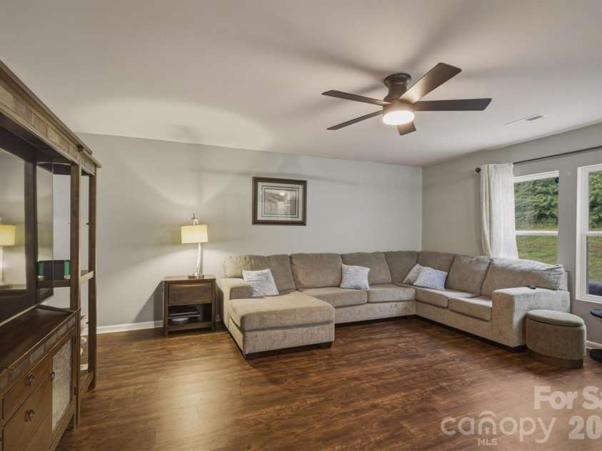 1916 Country Way, Hickory, NC 28601.  MLS# CAR4377335, YatesRealty ID 30441. 