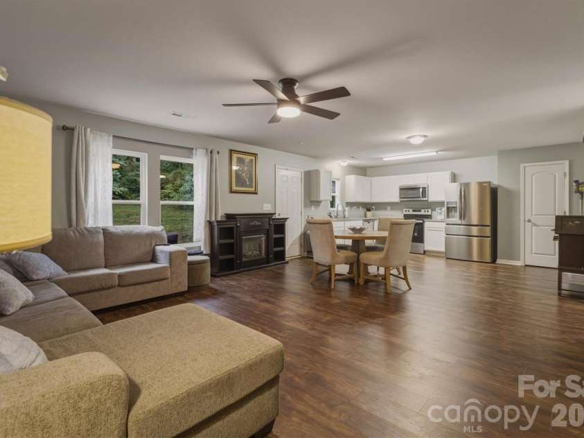 1916 Country Way, Hickory, NC 28601.  MLS# CAR4377335, YatesRealty ID 30441. 