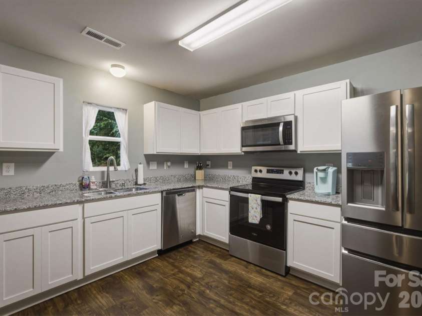 1916 Country Way, Hickory, NC 28601.  MLS# CAR4377335, YatesRealty ID 30441. 