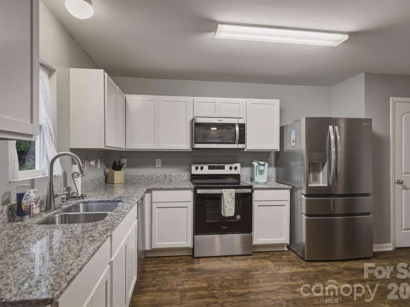 1916 Country Way, Hickory, NC 28601.  MLS# CAR4377335, YatesRealty ID 30441. 